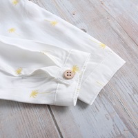 Imagen de Camisa bebé niño con estampado de palmeras y botones de madera