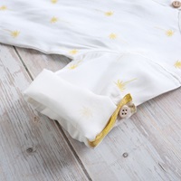 Imagen de Camisa bebé niño con estampado de palmeras y botones de madera