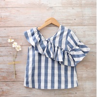 Imagen de Blusa niña con mangas asimétricas maxi volante de cuadros azul y blanco 