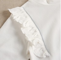 Imagen de Camiseta blanca de niña con volantes laterales y cinta plata