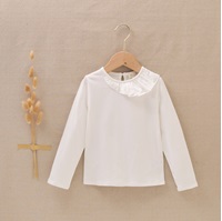 Imagen de Camiseta blanca de niña con el cuello volante asimetrico 