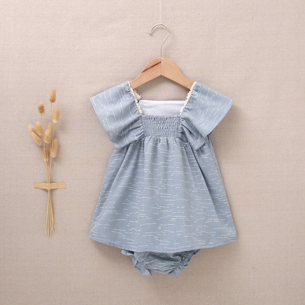 Imagen de Vestido con cubrepañal de bebé niña de color azul