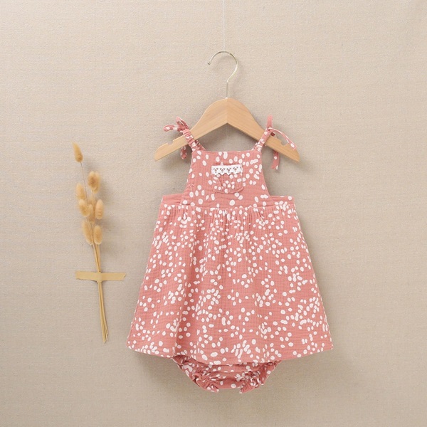 Imagen de Vestido con cubrepañal de bebé niña en bambula color rosa y estampado de topos blancos