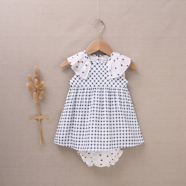 Imagen de Vestido con cubrepañal de bebé niña de cuadros blancos y azul marino con volantes con corazones