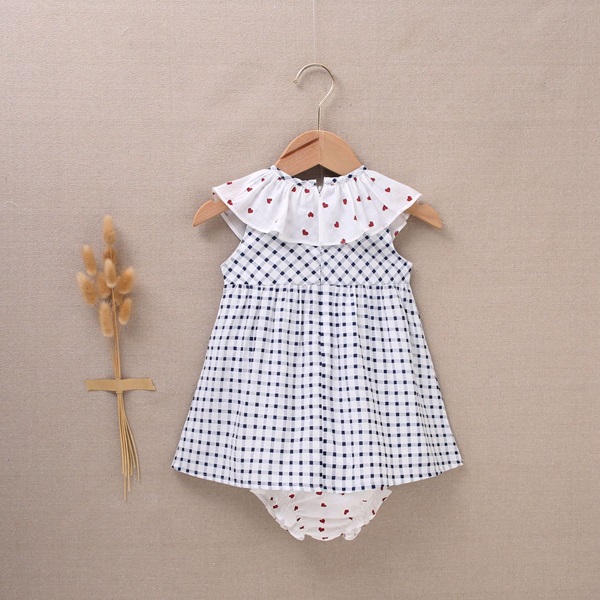 Imagen de Vestido con cubrepañal de bebé niña de cuadros blancos y azul marino con volantes con corazones