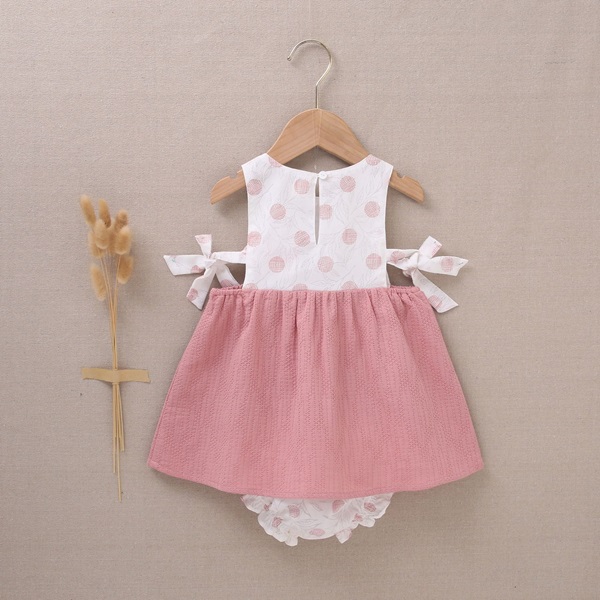 Imagen de Vestido con cubrepañal de bebé niña en rosa combinado con estampado