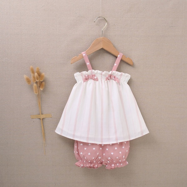 Imagen de Vestido con cubrepañal de bebé niña blanco con estampado en tonos rosas y combinado con rosa y corazones blancos