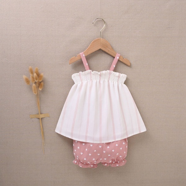 Imagen de Vestido con cubrepañal de bebé niña blanco con estampado en tonos rosas y combinado con rosa y corazones blancos