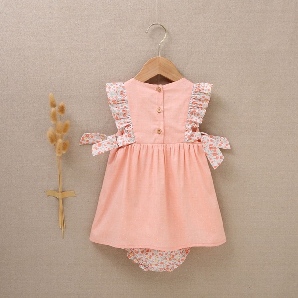 Imagen de Vestido con cubrepañal de bebé niña rosa combinado con estampado de flores