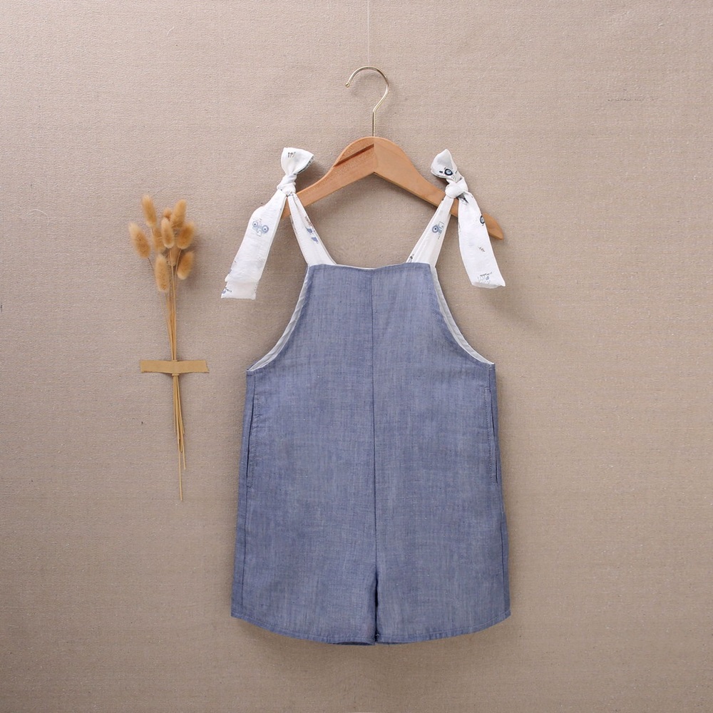 Imagen de Mono de niña corto en azul denim combinado con estampado