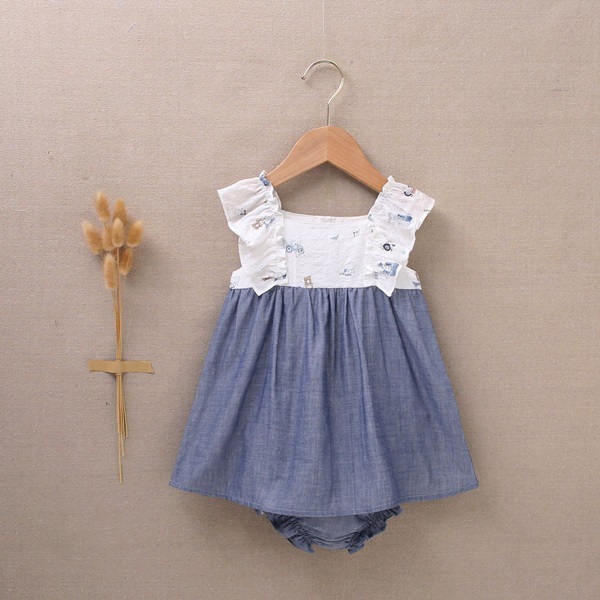 Imagen de Vestido con cubrepañal de bebé niña en azul denim combinado con estampado