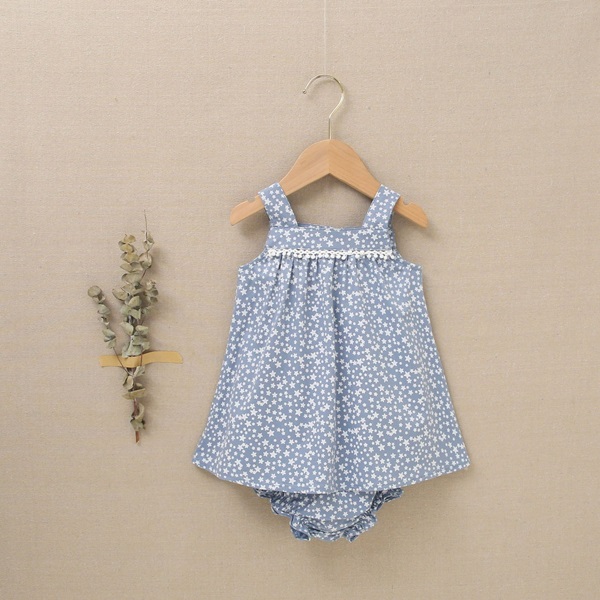 Imagen de Vestido con cubrepañal de bebé niña azul grisáceo con estrellas blancas