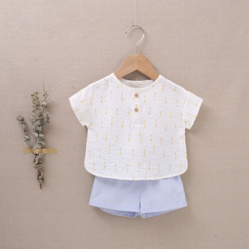 Imagen de Conjunto de bebé niño con camisa blanca estampada y pantalón azul