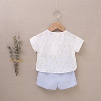 Imagen de Conjunto de bebé niño con camisa blanca estampada y pantalón azul