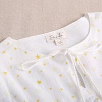 Imagen de Vestido de niña blanco con estampado de estrellas en color amarillo