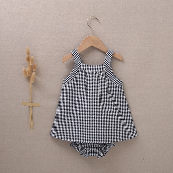 Imagen de Vestido con cubrepañal de bebé niña en cuadros Vichy blancos y negros