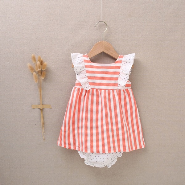 Imagen de Vestido con cubrepañal de bebé niña de rayas coral y blancas