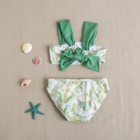 Imagen de Bikini de niña en color verde con estampado y tirantes gruesas de color verde