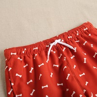 Imagen de Bañador de niño en color rojo estampado de cintura elástica y cordón de color blanco 