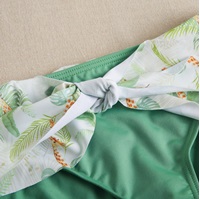 Imagen de Bikini de teen niña en color verde con estampado asimétrico y con lazo 