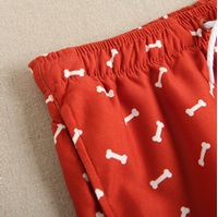 Imagen de Bañador de niño en color rojo estampado de cintura elástica y cordón de color blanco 