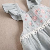 Imagen de Vestido de bebé niña con cubrepañal verde salvia con detalles bordados