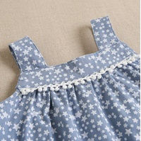 Imagen de Vestido de bebé niña con cubrepañal azul grisáceo con estrellas blancas