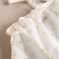 Imagen de Blusa teen blanca con estampado de estrellas amarillas