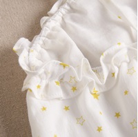 Imagen de Blusa teen blanca con estampado de estrellas amarillas