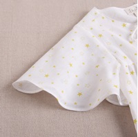 Imagen de Vestido de niña blanco con estampado de estrellas en color amarillo