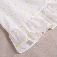 Imagen de Vestido de niña blanco con estampado de estrellas en color amarillo