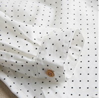 Imagen de Camisa de niño blanca con estrellistas negras