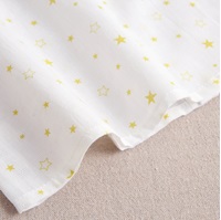 Imagen de Blusa de bebé niña blanca con estampado de estrellas amarillas