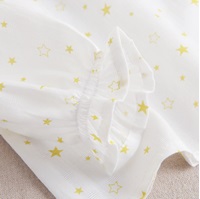 Imagen de Blusa de bebé niña blanca con estampado de estrellas amarillas