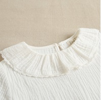 Imagen de Blusa de niña con cuello de volante en muselina de color blanco 