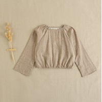 Imagen de Blusa de teen niña con mangas campana en tejido beige con topos blancos 