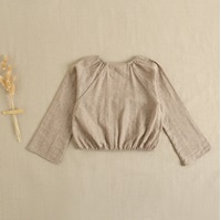 Imagen de Blusa de teen niña con mangas campana en tejido beige con topos blancos 