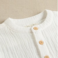 Imagen de Camisa de niño con cuello mao en blanco roto y botones en color madera