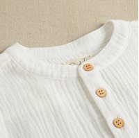 Imagen de Camisa de bebé niño con cuello mao en blanco roto y botones en color madera