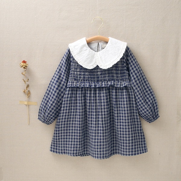 Imagen de Vestido de niña con cuello peter pan y smock de tejido de cuadros azul y gris