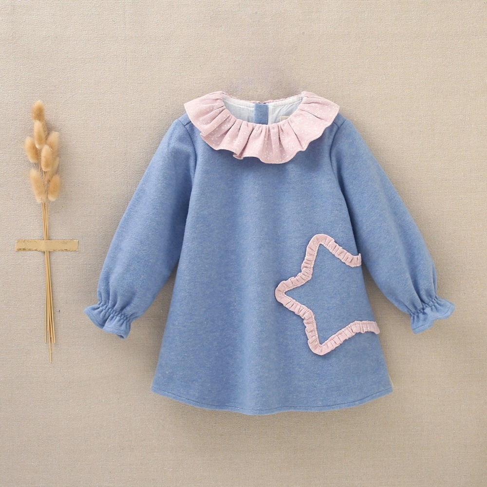 Imagen de Vestido de bebé niña azul con cuello volante rosa y bordado de estrella