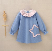 Imagen de Vestido de bebé niña azul con cuello volante rosa y bordado de estrella