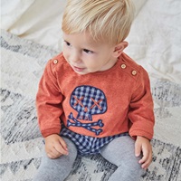 Imagen de Sudadera de bebé niño con parche bordado de calavera en cuadros vichy azul y gris 