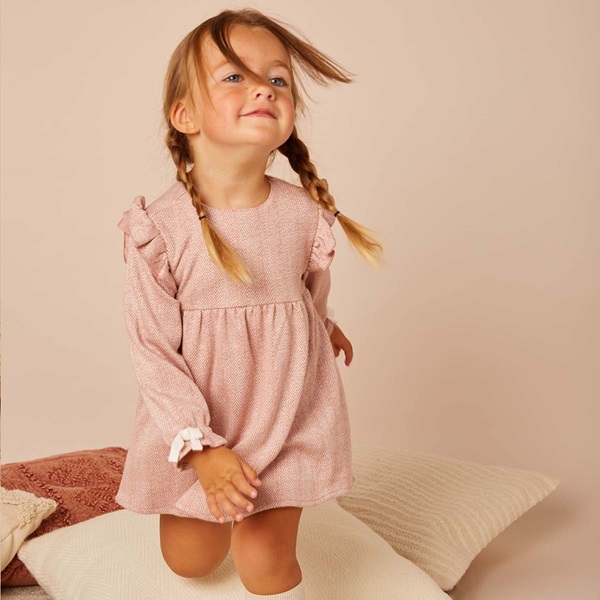 Imagen de Vestido  de bebé niña con volantes y cinturón con cinta blanca en tejido de espiga rosa