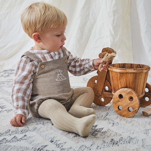 Imagen de Peto de bebé niño de punto con bordado de oso en beige