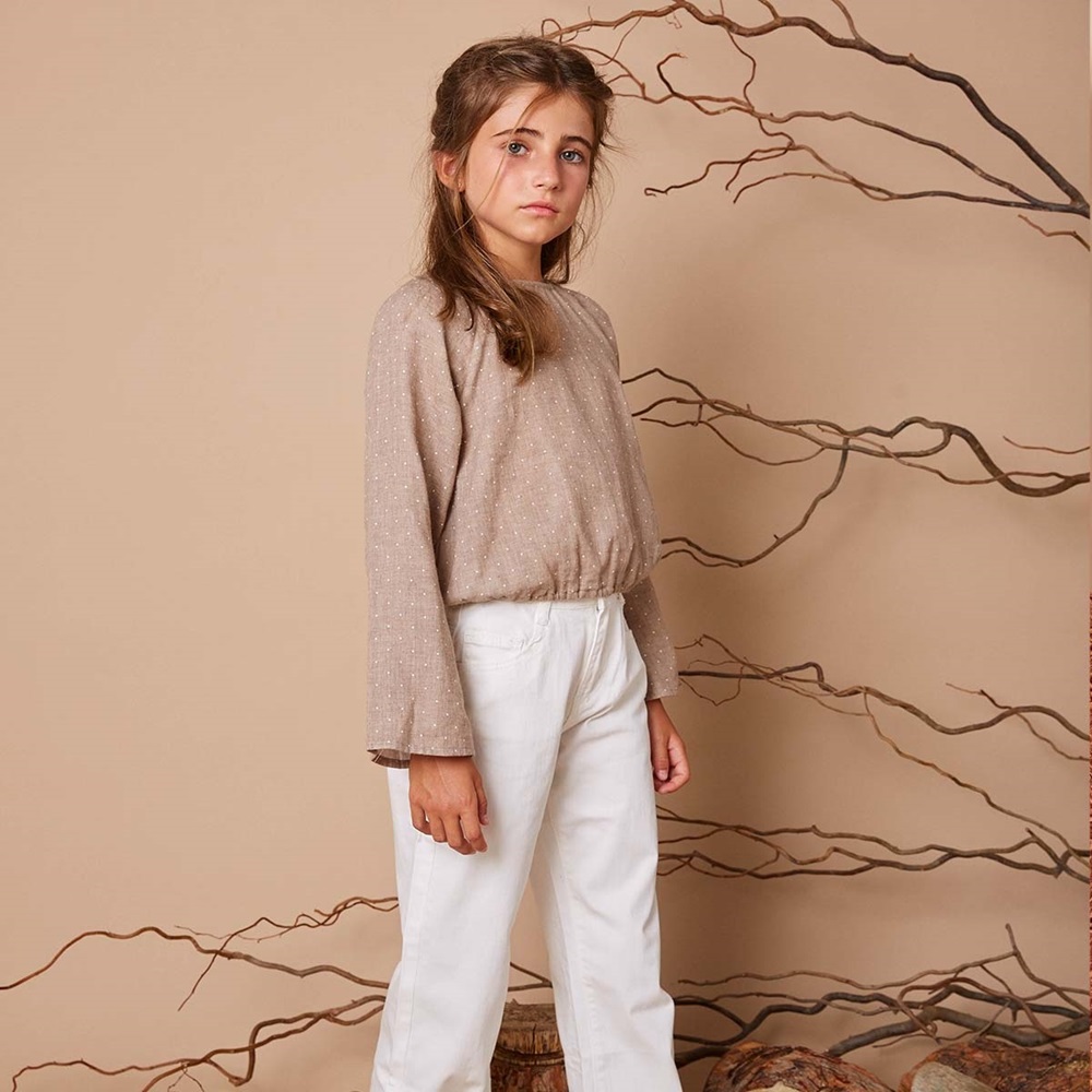 Imagen de Blusa de teen niña con mangas campana en tejido beige con topos blancos 