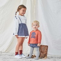 Imagen de Sudadera de bebé niño con parche bordado de calavera en cuadros vichy azul y gris 