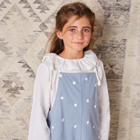 Imagen de Peto corto de niña con tirantes de cuerdas y tejido de lunares al contraste