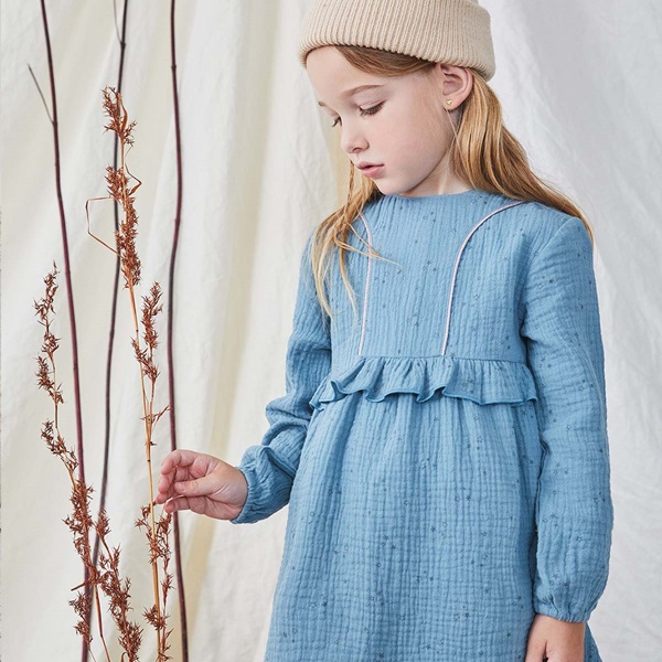 Imagen de Vestido de niña estampado con volantes en azul