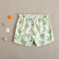 Imagen de Bañador de niño en color verde con estampado de cintura elástica y cordón de color verde 